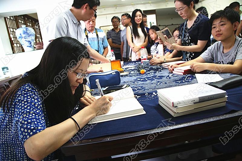 苏枕书在给读者新书签名