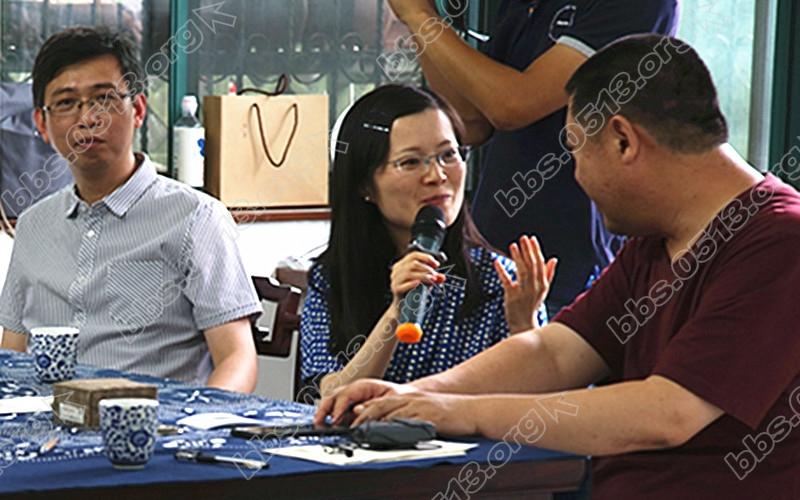 苏枕书与《江海晚报》文学编辑严晓星、南通光朗堂尤无曲艺术馆馆长尤灿在新书《京都如晤》分享会上