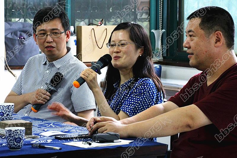 苏枕书与《江海晚报》文学编辑严晓星、南通光朗堂尤无曲艺术馆馆长尤灿在新书《京都如晤》分享会上