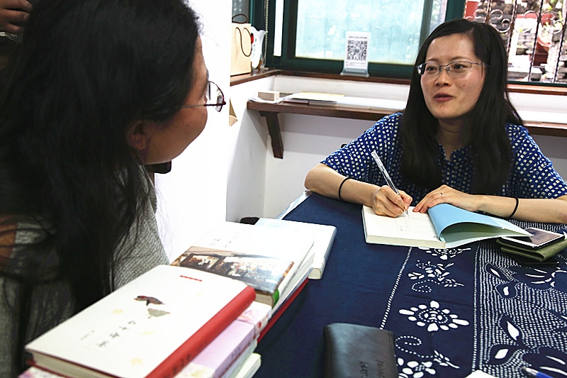 苏枕书与读者边交流边签名