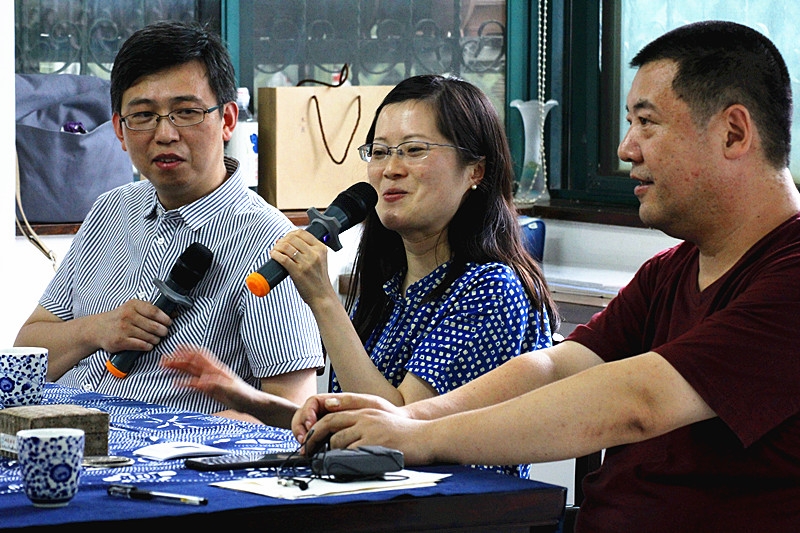 《江海晚报》文学编辑严晓星、南通光朗堂尤无曲艺术馆馆长尤灿与苏枕书在新书分享会上交流