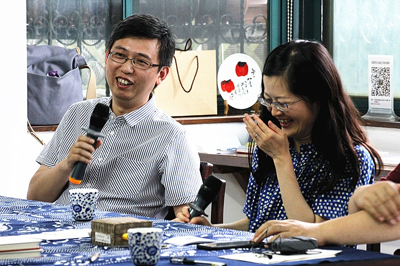 《江海晚报》文学编辑严晓星与苏枕书在新书分享会上交流