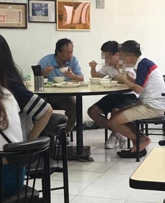 郭台铭平民牛肉面馆用餐，台湾网友：真亲民，难怪有钱