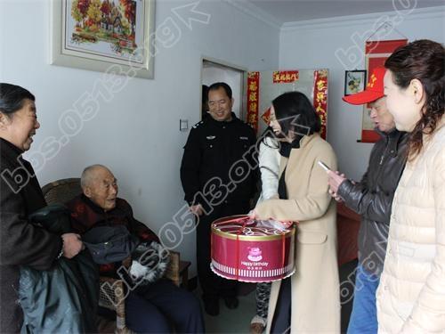 百岁老人过生日 “走帮服”连心送祝福2.JPG