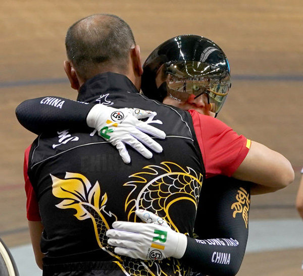 图集｜全运赛场，手的故事：胶带、老茧、筋骨