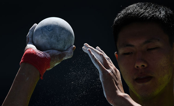 图集｜全运赛场，手的故事：胶带、老茧、筋骨