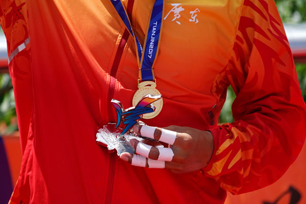 图集｜全运赛场，手的故事：胶带、老茧、筋骨