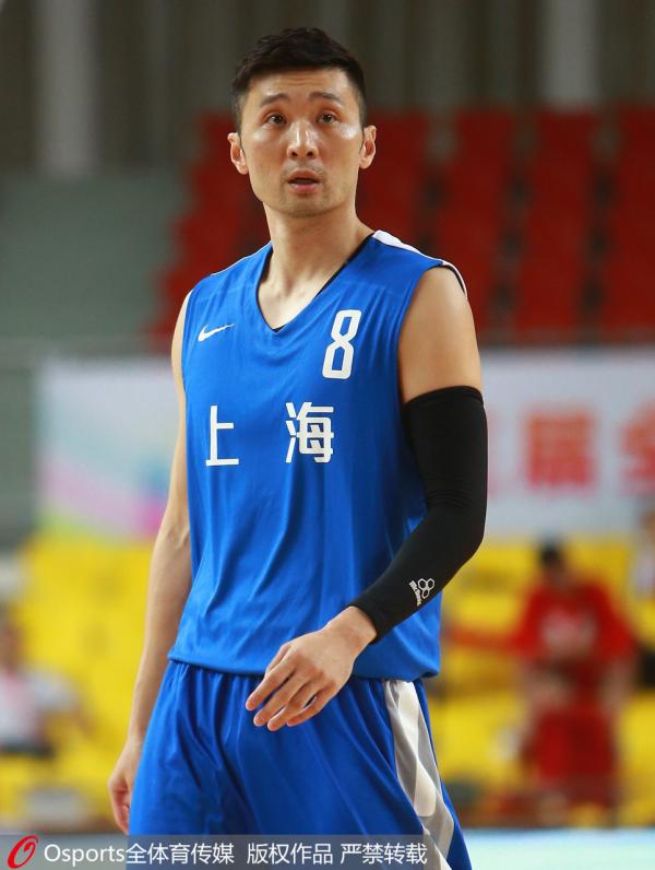 特写｜37岁刘炜的漫长返乡路，只要胸前绣着“上海”就够了