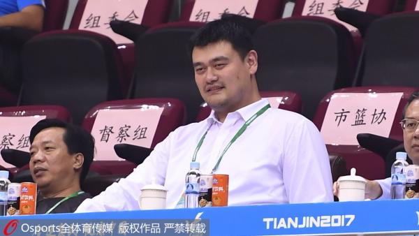 特写｜37岁刘炜的漫长返乡路，只要胸前绣着“上海”就够了