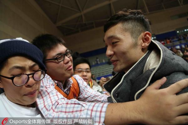 特写｜37岁刘炜的漫长返乡路，只要胸前绣着“上海”就够了