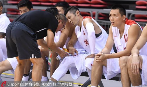 特写｜37岁刘炜的漫长返乡路，只要胸前绣着“上海”就够了