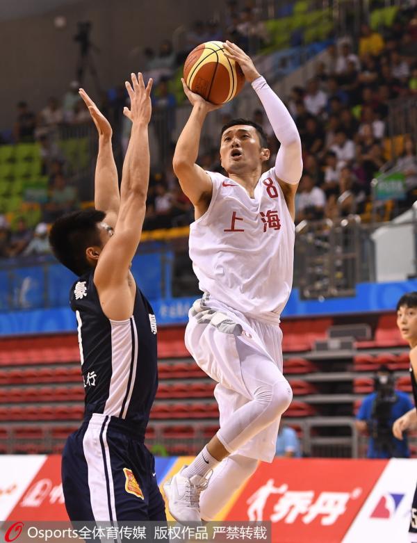 特写｜37岁刘炜的漫长返乡路，只要胸前绣着“上海”就够了