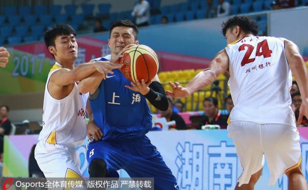 特写｜37岁刘炜的漫长返乡路，只要胸前绣着“上海”就够了