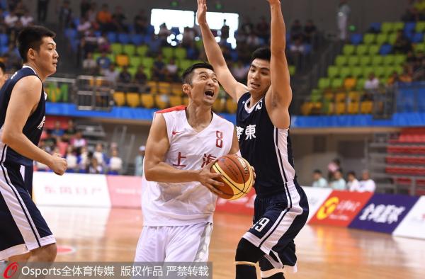 特写｜37岁刘炜的漫长返乡路，只要胸前绣着“上海”就够了