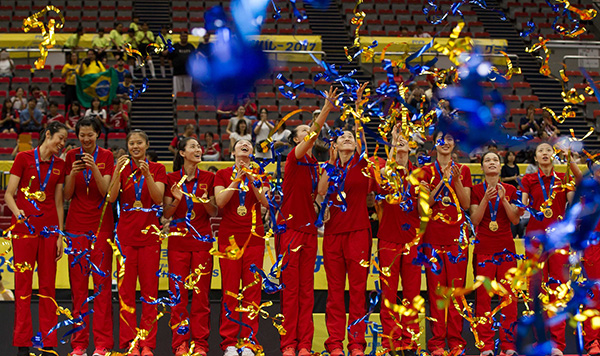 时隔16年再夺大冠军杯，郎平随队出征稳定了女排姑娘的心