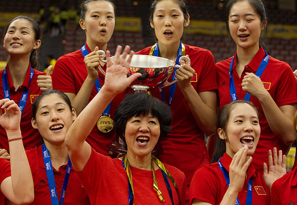 时隔16年再夺大冠军杯，郎平随队出征稳定了女排姑娘的心