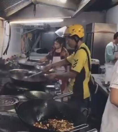 美团回应外卖小哥颠勺视频：配送员不能进后厨，正调查原因