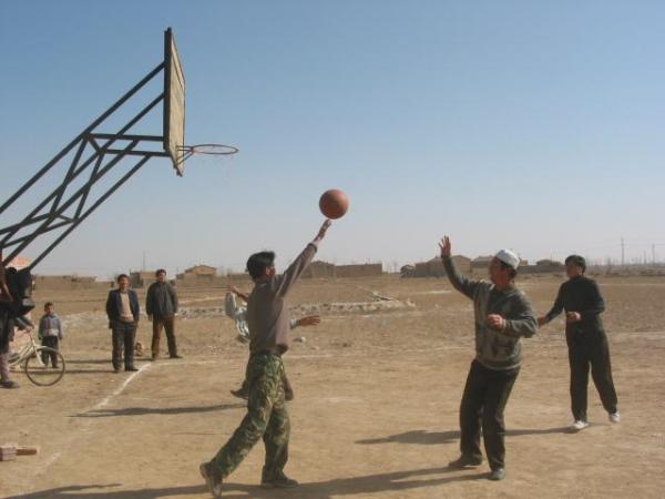 这个乡村被篮球改变，NBA比赛时镇上赶集的人能少20％