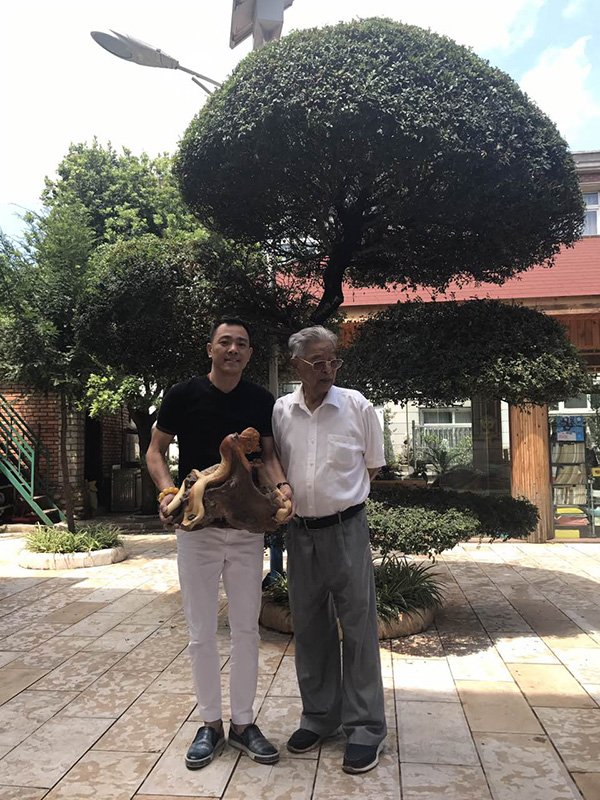 实时图片｜被传去世的时候，89岁创业老人褚时健在家煮鱼