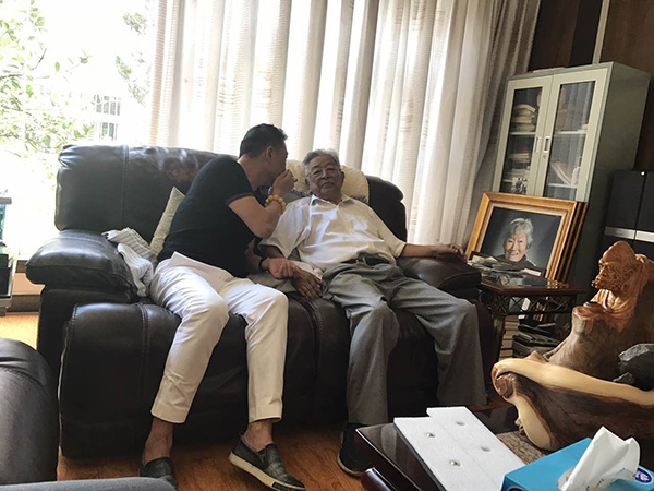 实时图片｜被传去世的时候，89岁创业老人褚时健在家煮鱼