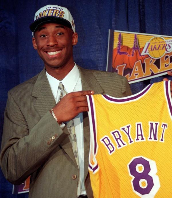 8号和24号更该退役哪一件，在科比的心里，原来早有答案