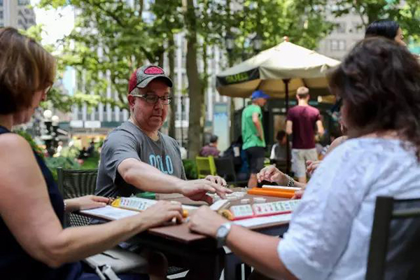 现在，美国人也迷上了打麻将，还玩出了社交效益