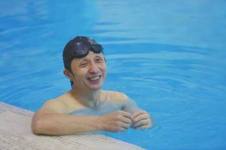 62岁中国大爷成“花游男神”：拿下国际冠军，最爱秀美腿