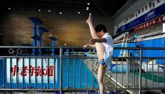 62岁中国大爷成“花游男神”：拿下国际冠军，最爱秀美腿