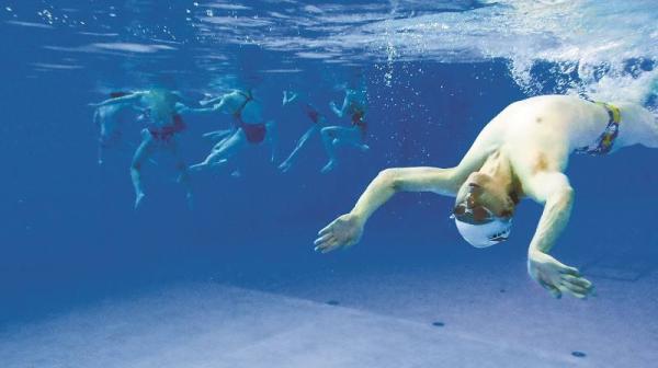 62岁中国大爷成“花游男神”：拿下国际冠军，最爱秀美腿