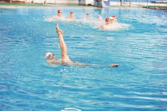 62岁中国大爷成“花游男神”：拿下国际冠军，最爱秀美腿