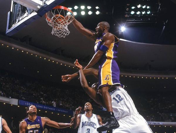 湖人计划为科比塑造雕像，你最希望用曼巴哪个经典画面