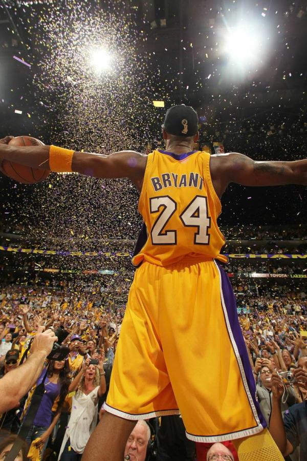 湖人计划为科比塑造雕像，你最希望用曼巴哪个经典画面