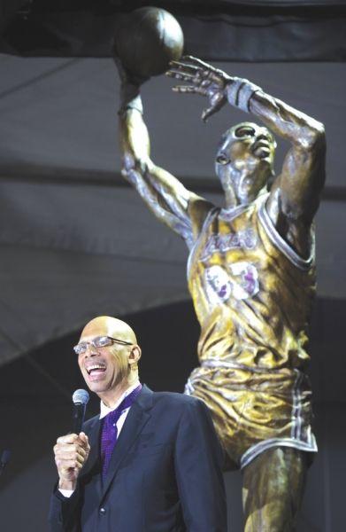 湖人计划为科比塑造雕像，你最希望用曼巴哪个经典画面