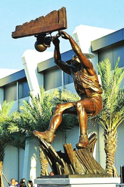 湖人计划为科比塑造雕像，你最希望用曼巴哪个经典画面