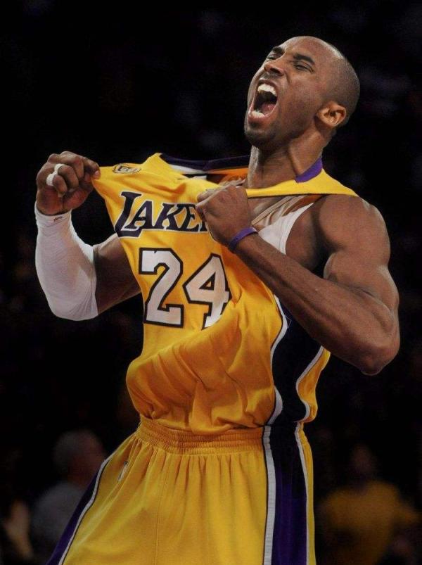 湖人计划为科比塑造雕像，你最希望用曼巴哪个经典画面