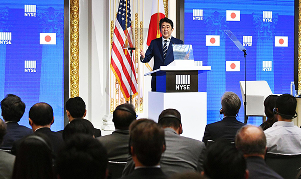 日本首相安倍在纽约证交所演讲，称其社保改革需巨额财源支持