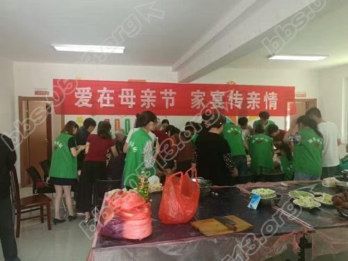 志愿者陪伴空巢老人包饺子度过母亲节