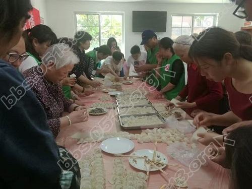 而她们也是家中孩子的母亲，这一刻心连心