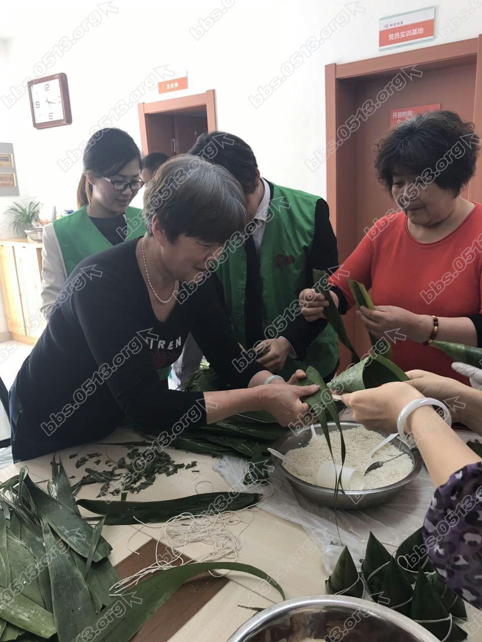 仿佛子女仍在身边，笑容重回脸庞