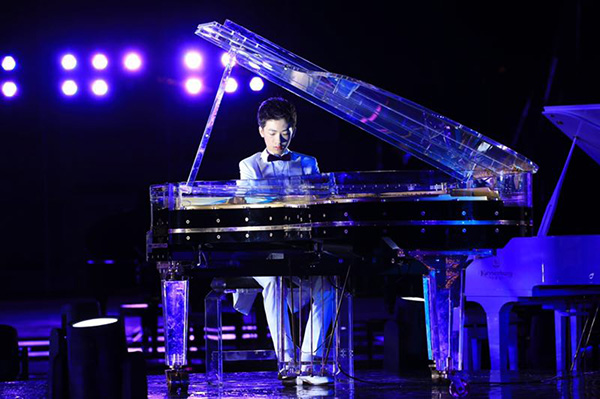 首届“浦江生活节”景观音乐会：百架三角钢琴合奏