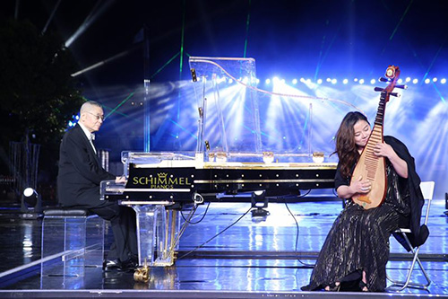 首届“浦江生活节”景观音乐会：百架三角钢琴合奏