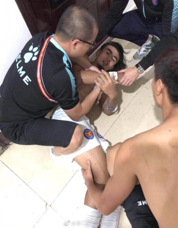 中甲保级战浙江毅腾球员半场遭安保殴打，比赛一度中断