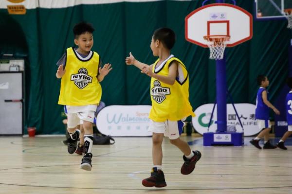 篮协推出“小篮球”赛事着眼未来，姚明看着参赛的小朋友笑了