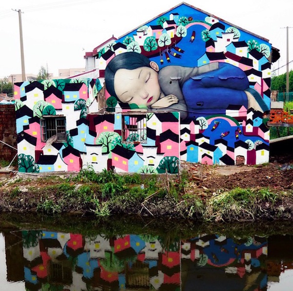 在枫泾涂鸦的法国人