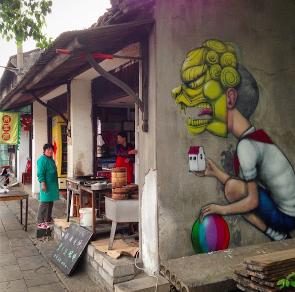 在枫泾涂鸦的法国人