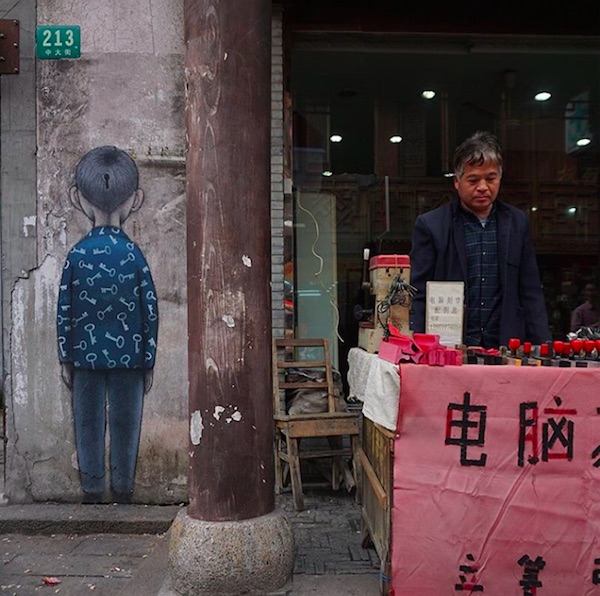 在枫泾涂鸦的法国人