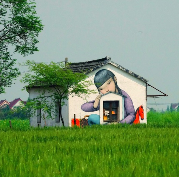 在枫泾涂鸦的法国人