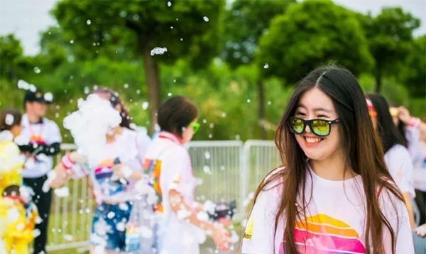 什么跑赛能让牙都变绿了，暴雨挡不住“全球最欢乐的5公里”