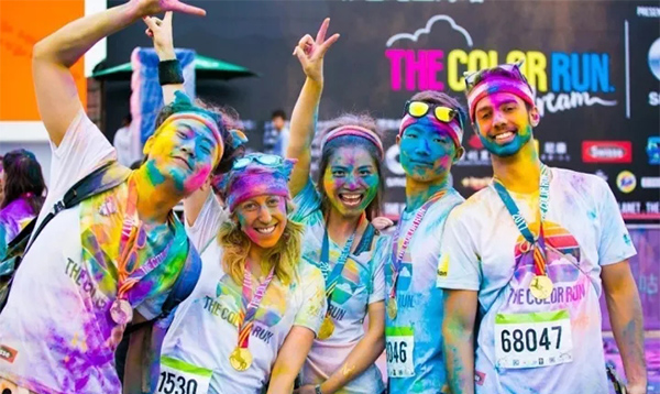 什么跑赛能让牙都变绿了，暴雨挡不住“全球最欢乐的5公里”