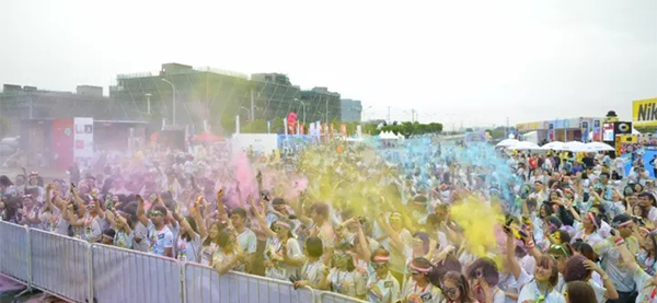 什么跑赛能让牙都变绿了，暴雨挡不住“全球最欢乐的5公里”